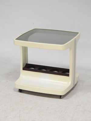 une image représentant une petite table blanche avec un plateau en verre