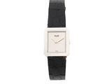 une image représentant une montre en noir et blanc avec un cadran blanc