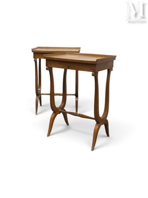 deux tables avec un plateau en bois et deux pieds, sur fond blanc