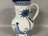 un vase bleu et blanc avec un oiseau dessus