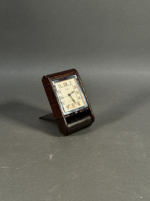Jaeger LeCOULTRE. Pendulette de voyage gainé de cuir bordeau…