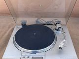 une image représentant une platine sur laquelle est posé un tourne-disque