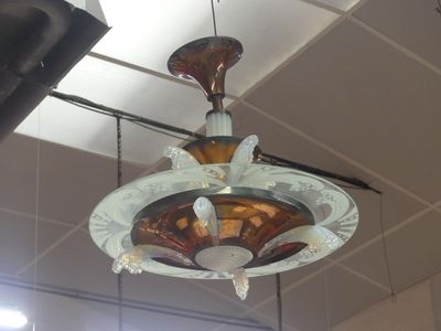 a ceiling fan that is hanging from the ceiling