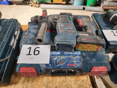 un grand nombre d'outils posés sur une table