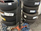 plusieurs pneus empilés les uns sur les autres dans un garage