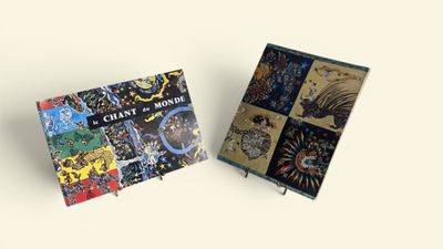 deux livres posés l'un à côté de l'autre sur une table