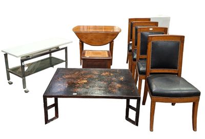 de nombreuses chaises et tables différentes disposées ensemble