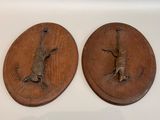 deux plaques en bois représentant des animaux, posées sur un fond blanc