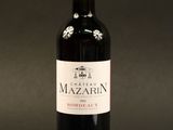 une bouteille de vin posée sur une table