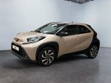 Le SUV Toyota C-HR est garé dans un showroom.