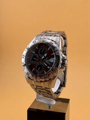 une montre posée sur un support sur une table
