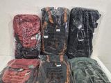plusieurs bagages sont emballés dans du film plastique sur une palette