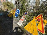 de nombreux panneaux de signalisation qui gisent sur le bord de la route