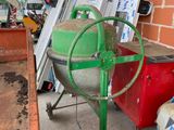 une machine qui se trouve à côté d'un bâtiment