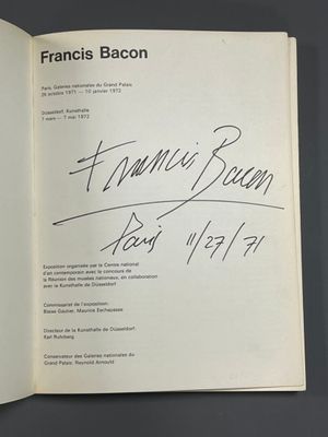 un livre ouvert dont la couverture porte un titre écrit à la main