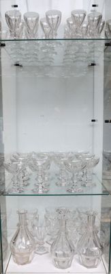 une vitrine en verre sur laquelle sont disposés de nombreux plats en verre