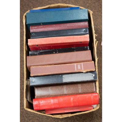 les livres sont empilés dans une boîte en carton