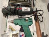 une boîte d'outils posée sur une table