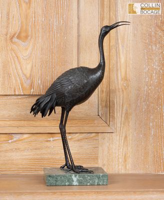 une statue représentant un oiseau posé sur une table