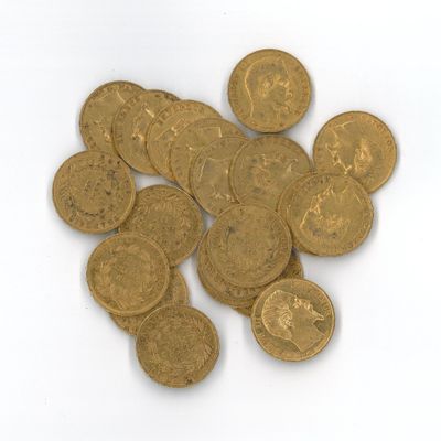 une pile de pièces d'or posée sur une surface blanche