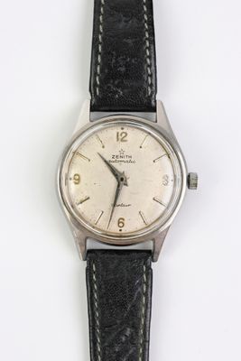 une image d'un gros plan d'une montre-bracelet sur une surface blanche