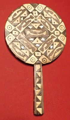 Miroir à main de forme circulaire en bois et incrustations d…