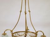 un lustre ancien en laiton orné de fleurs en verre suspendu au plafond