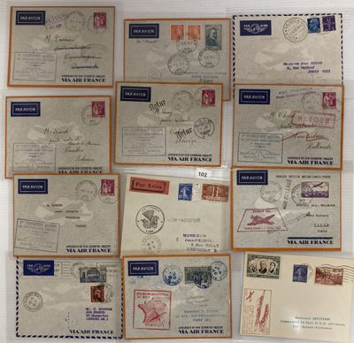 une image représentant une pile de vieilles enveloppes sur lesquelles sont collés des timbres