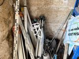 un tas d'objets divers dans un coin d'un immeuble