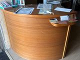 une photo d'un bureau recouvert de nombreux papiers