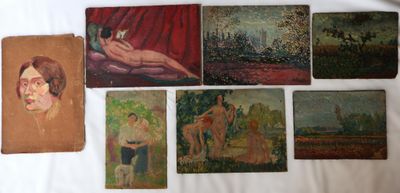 de nombreux tableaux accrochés au mur d'une pièce