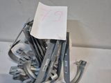 un tas de clés et un bout de papier par terre
