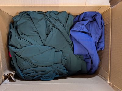 une boîte contenant tout un tas de vêtements