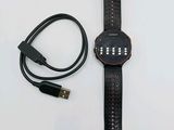 la montre est branchée à un chargeur et à un câble USB