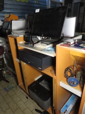 un bureau sur lequel se trouvent un ordinateur portable et un moniteur