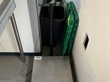 une balance posée dans un coin de la pièce