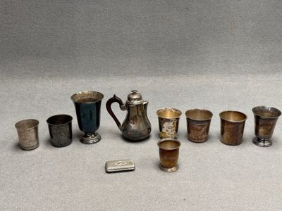 Lot de 8 timbales, verseuse et petit étui en métal argenté.