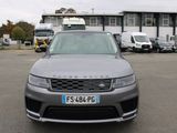 un Range Rover gris garé sur un parking