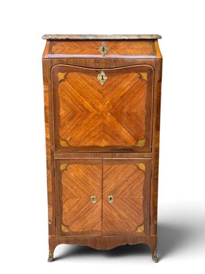 une armoire ancienne en bois, dotée de deux tiroirs et d'une porte