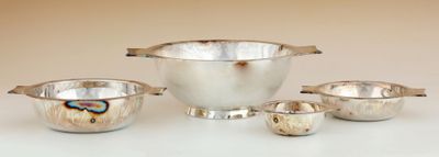 un service d'argenterie posé sur une table blanche