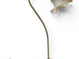 l'image d'une lampe posée sur une table