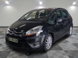 la petite voiture noire est garée sur un carrelage à carreaux