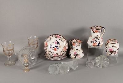de nombreux morceaux de verre de toutes sortes sur la table