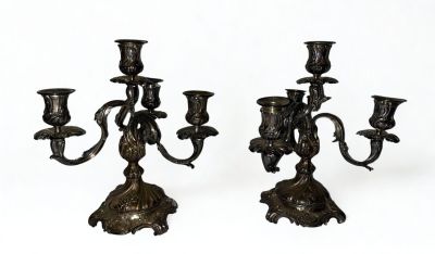 paire de candélabres anciens en laiton avec oiseaux et fleurs