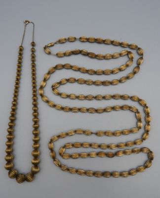 Un sautoir en perles ovales godronnées dorées Long 70cm X2 ,…