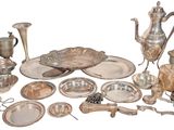 beaucoup d'objets en argent qui se trouvent sur la table