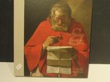 une vieille photo représentant un homme vêtu d'une robe rouge tenant un livre