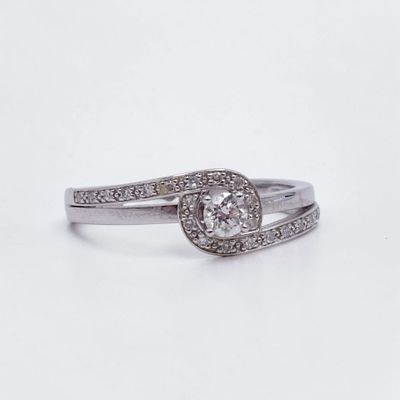 gros plan d'une bague en diamant sur fond blanc