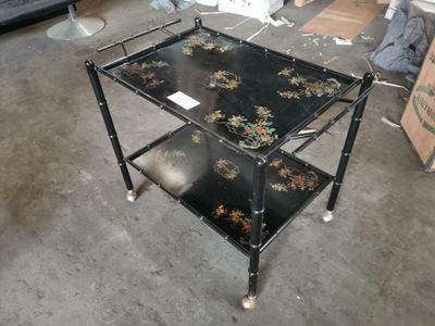 Palette N°240: 1 desserte roulante en métal peint à motif fl…