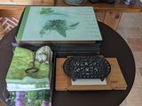 une petite table sur laquelle sont posés des livres et des magazines